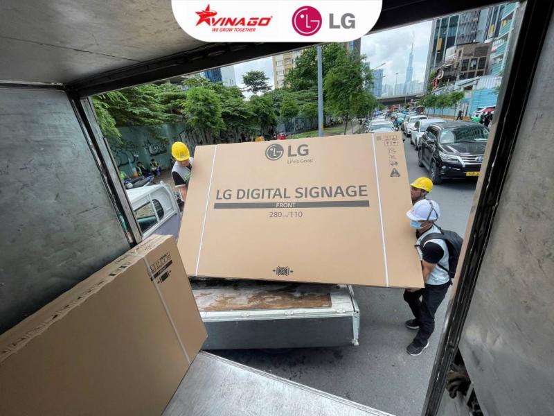 VNG lắp đặt và bàn giao màn hình hiển thị chuyên dụng LG 110UM5K cho doanh nghiệp
